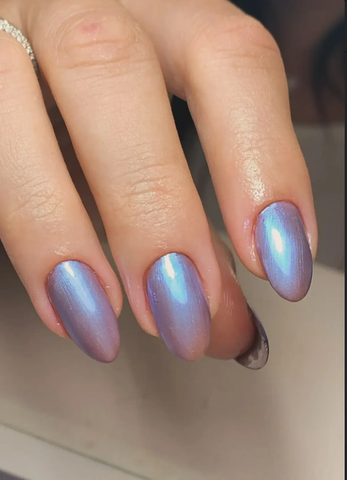 Unhas azul perolado feitas por Cris Silva